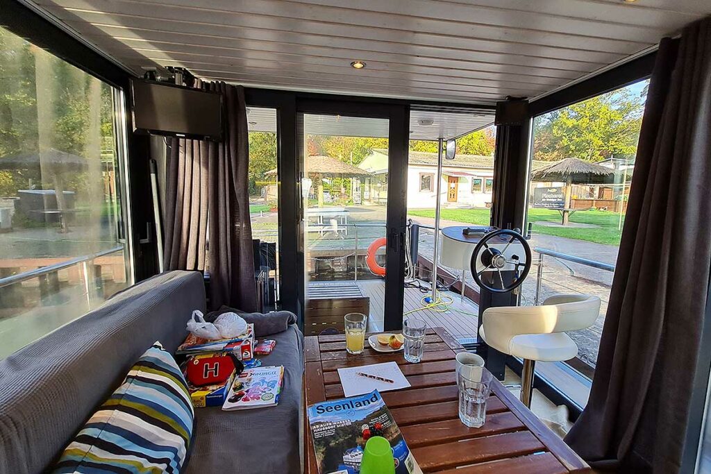 Lichtdurchfluteter Salon in einem Hausboot/Bungalowboot der Firma Nautilus