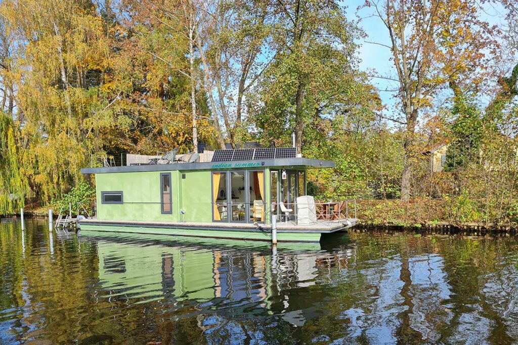 Hausboot/Bungalowboot liegt am Ufer der Dahme in Brandenburg