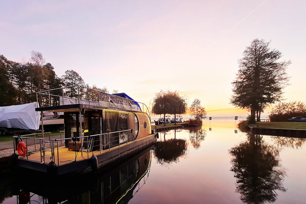 Hausboot im Hafen des Fischers am Wolziger See in Brandenburg