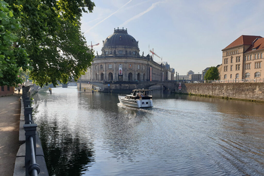 In Berlin geht es mit dem Hausboot auf der Spree mitten durch das Zentrum vorbei an der Museumsinsel