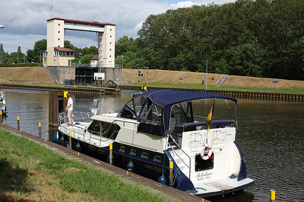Der Hausboot Profi an der Wartestelle vor vor der Lehnitzschleuse am Oder-Havel-Kanal