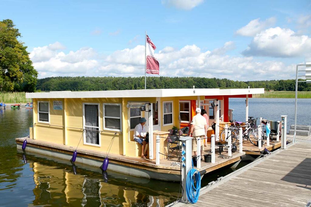 Zwei Hausboot liegen am Steg von Riverboating Holidays in Fürstenberg an der Havel.