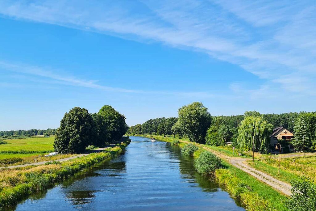 Hausboot auf dem Kammerkanal bei Neustrelitz