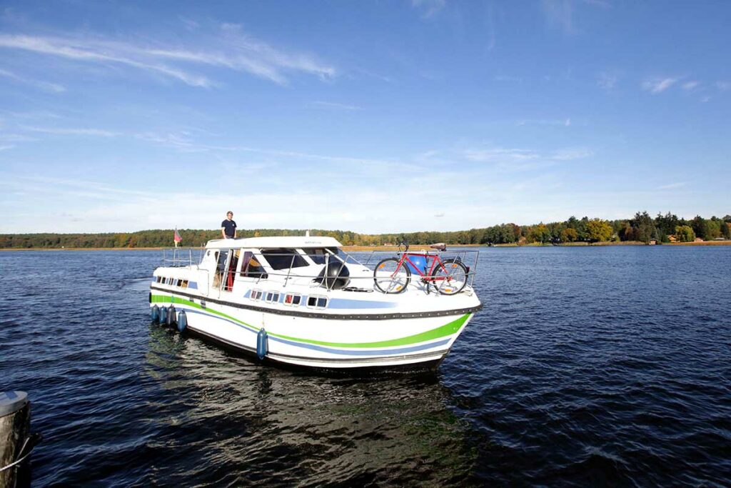 Hausboot unterwegs auf der Mecklenburgischen Seenplatte