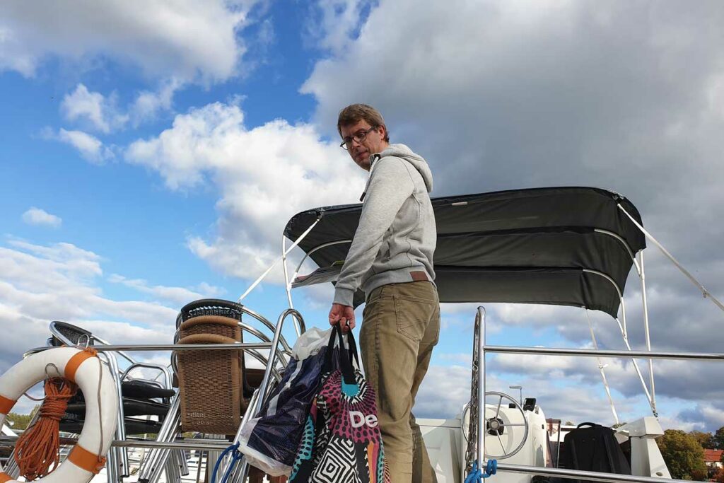 Tourenstart mit dem Hausboot Profi beim Boarding/Beladen des Schiffes