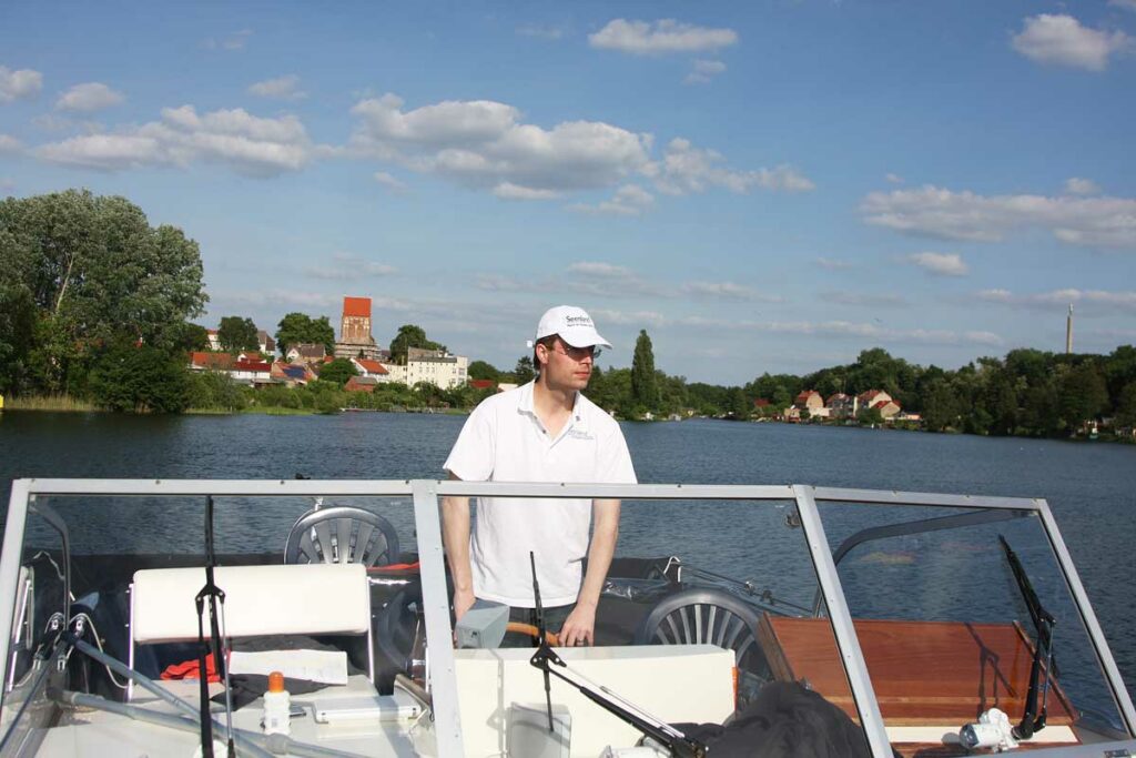 Hausboot Profi frank an Bord eines Sportbootes vor Lychen in der Uckermark