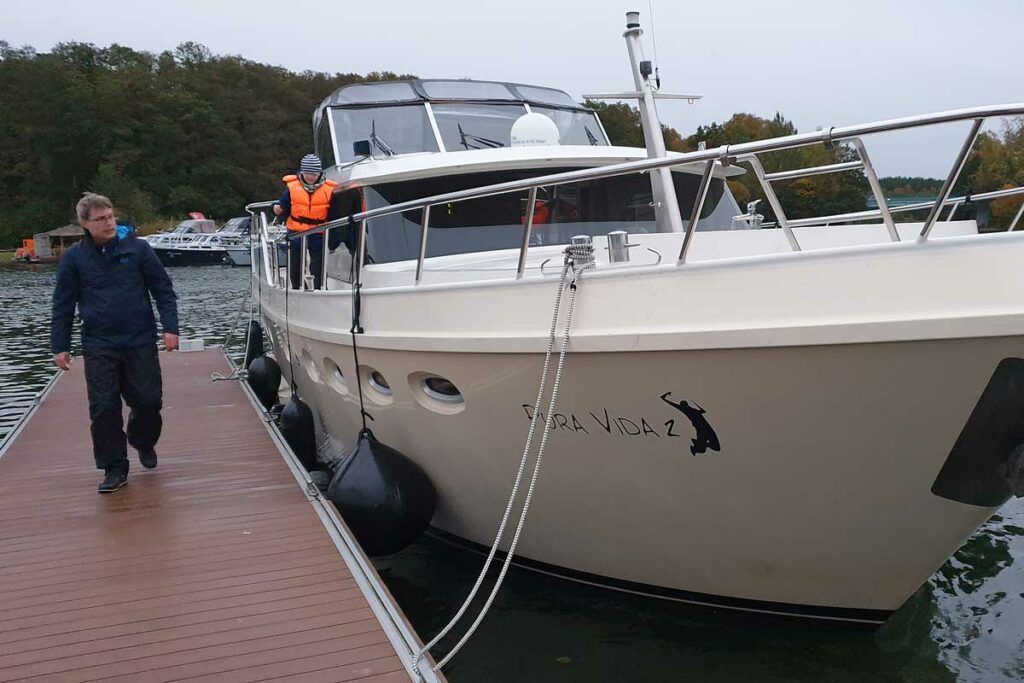 Zwischenstopp in der Marina Eldenburg mit einer Motoryacht mit Pool