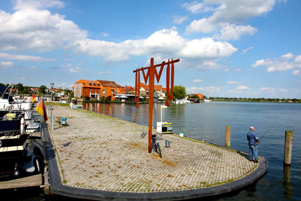 Die Uferpromende in Malchow zwischen Stadthafen und Drehbrücke
