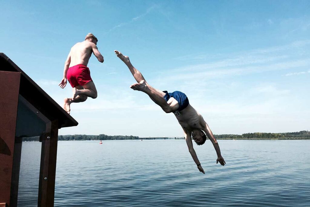 Das ist Freiheit die man sich wünscht, wenn man ein Hausboot bucht; Ankern und Badevergnügen an Bord