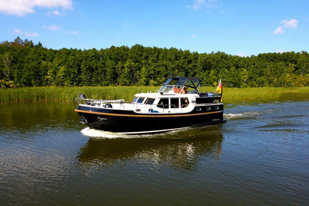 Motoryacht unterwegs in der Mecklenburgischen Seenplatte