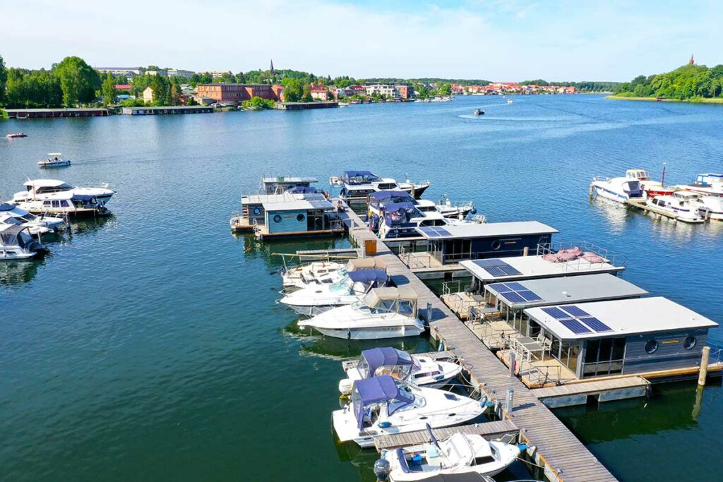Hafen Marina Malchow in der Mecklenburgischen Seenplatte: Unterschiedlichste Hausboote am Steg.